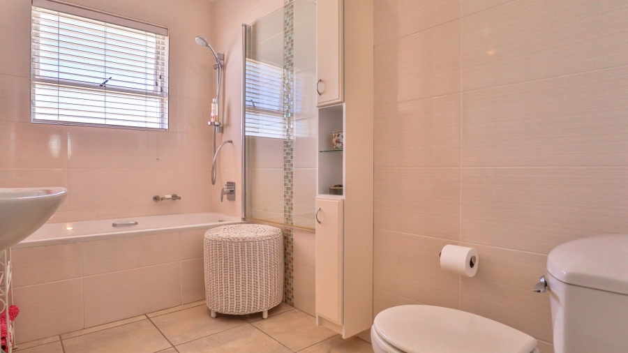 3 Bedroom Property for Sale in Lake Michelle Western Cape